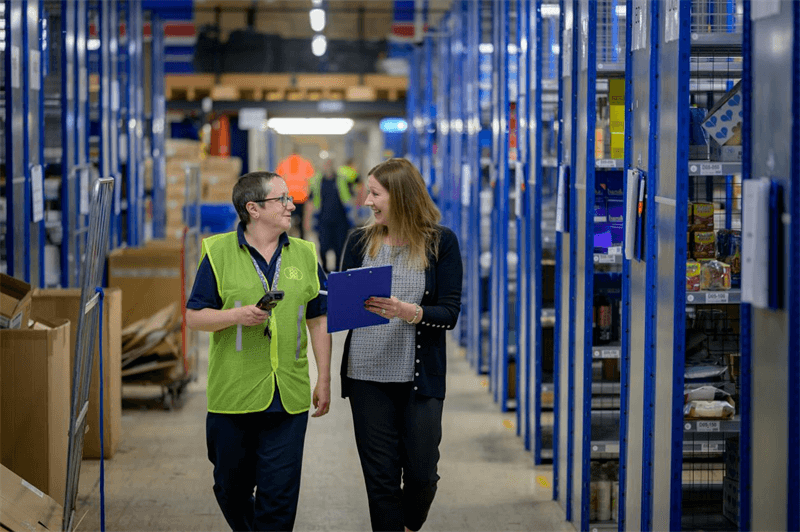 Warehouse worker using สแกนบาร์โค้ด